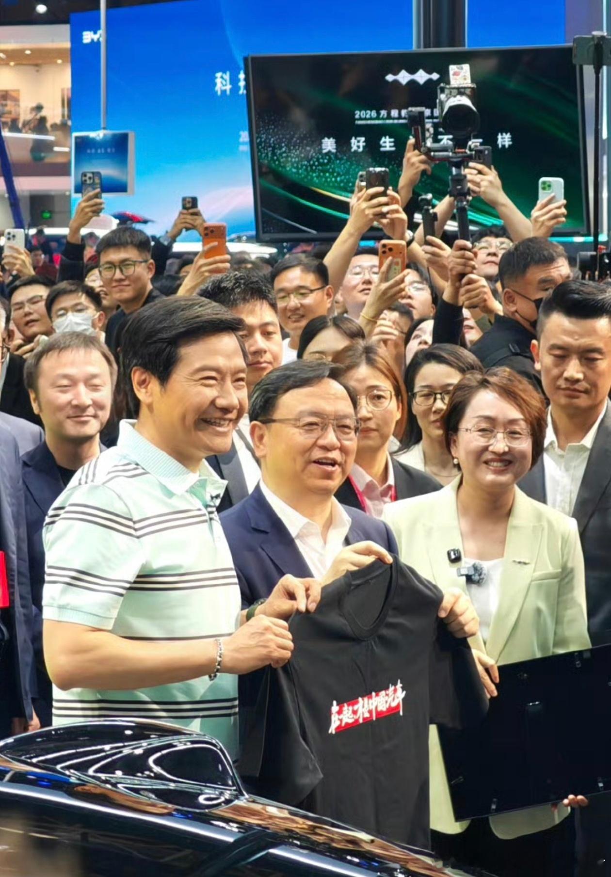 车圈大佬互相串门，这才是大家想看到的场景，而不是每天吵架。雷军在本届北京车展拜访