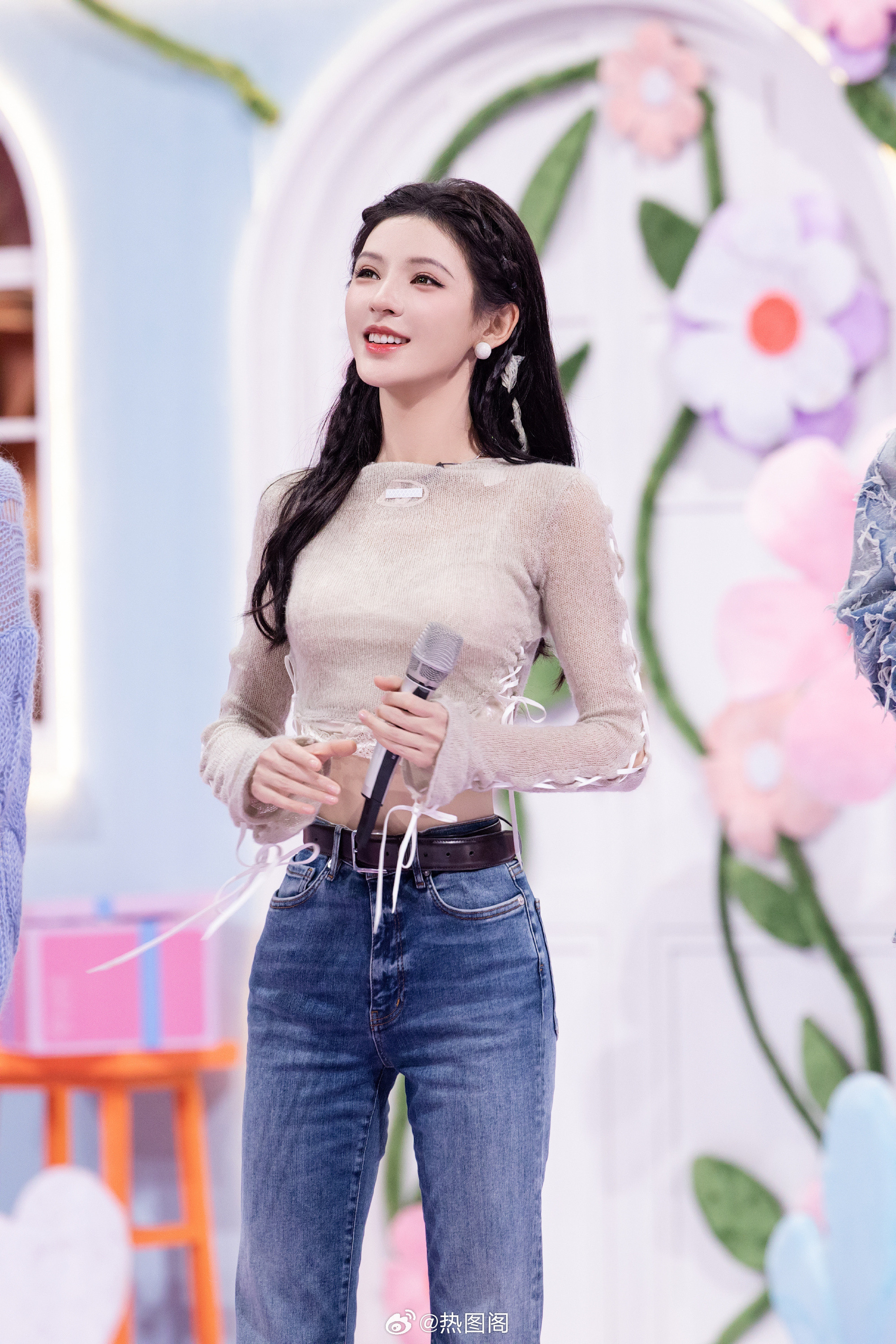 张予曦你好星期六全新妆造，阿瓜姐姐的小蛮腰太优秀了吧。张予曦热图阁公众号