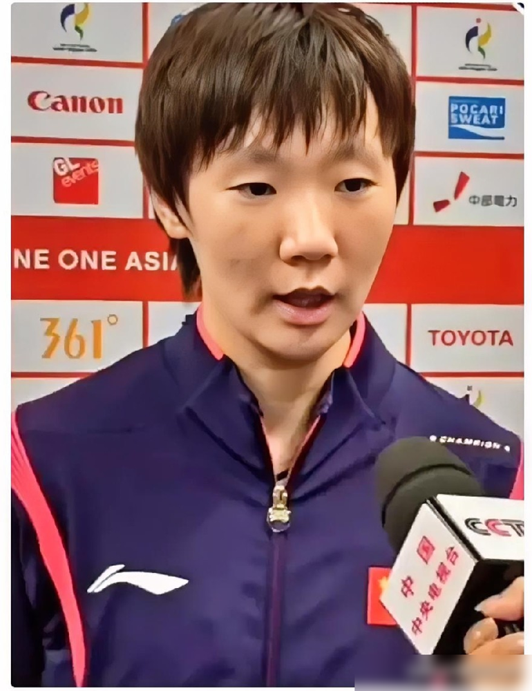 1比2落后，决胜局4比7，王曼昱的球拍都快攥出汗了。对面张本美和越打越疯，这球眼看就要飞。她往场边瞥