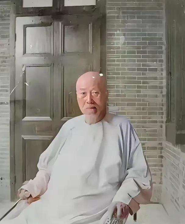 1894年5月10日，李鸿章从大沽口乘兵舰前往旅顺阅兵，入船门时，帽上的大珠莫名