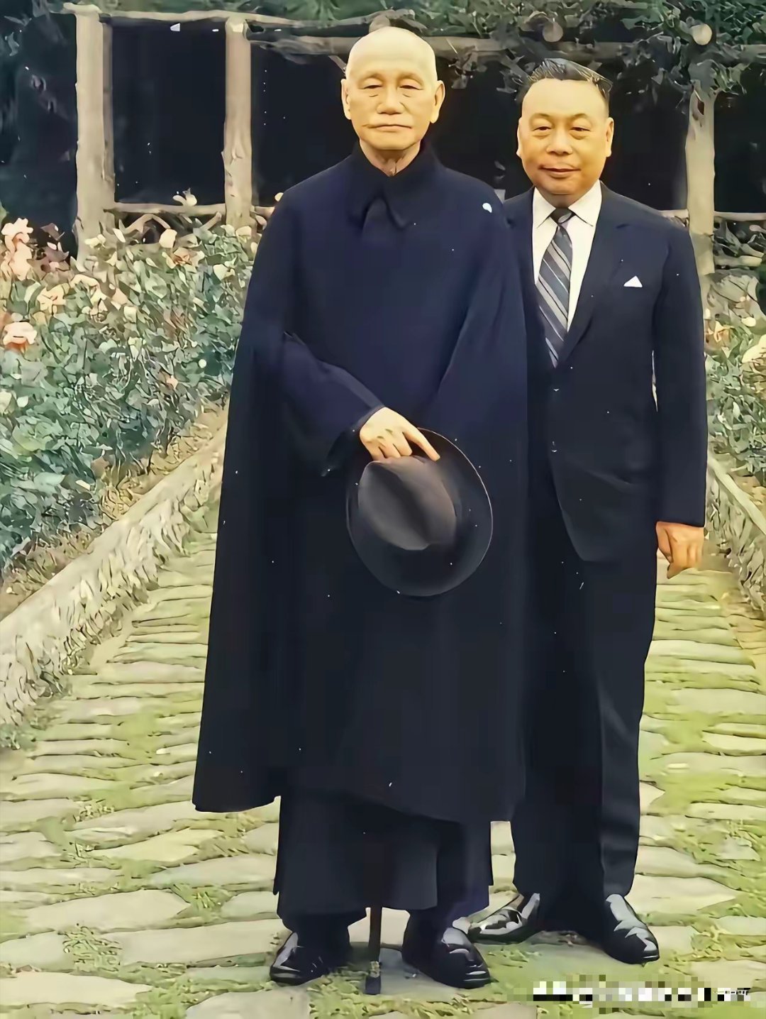 蒋氏父子，从相貌来看，似乎有较大差异，老蒋身材笔挺，青年时期还是英姿勃发的帅哥一