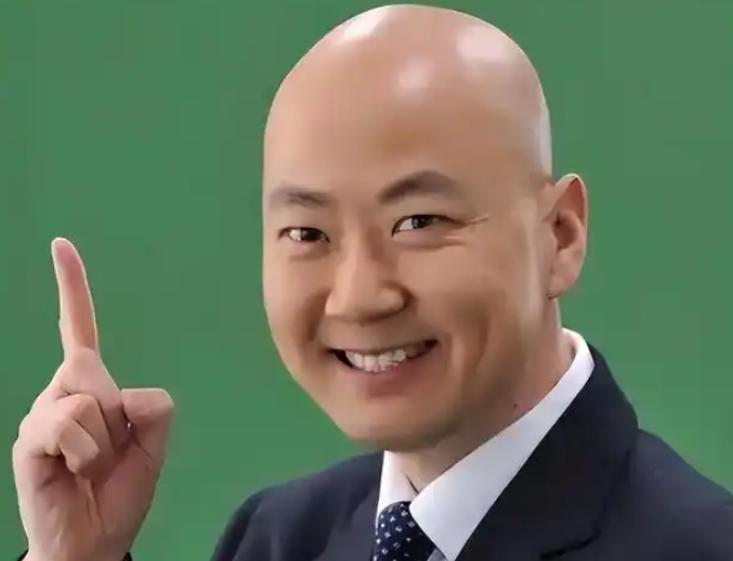 二十一届春晚的常客，现在瘦到路人不敢认，住的还是北京普通老房子。六十岁了，身边有