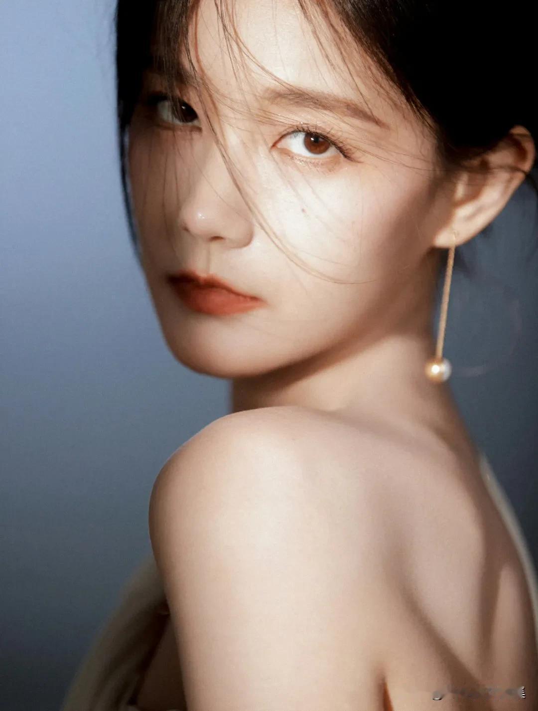 李一桐这白裙造型简直杀疯了！5月12日她晒出的白色挂脖长裙美照，大波浪卷发搭冷白