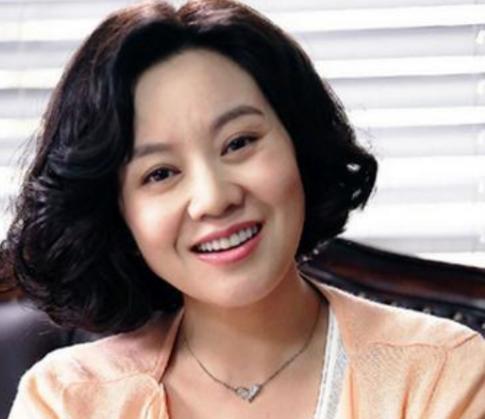 闫妮去买房，售楼小姐看她衣着普通，就随便一指：“这套不错，400平，才1200万