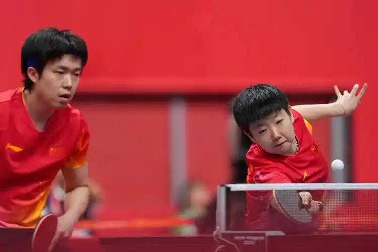 中国乒协恐怕要向亚奥理事会投诉了！赢了日本队正高兴呢，颁奖时五星红旗却歪着升上去