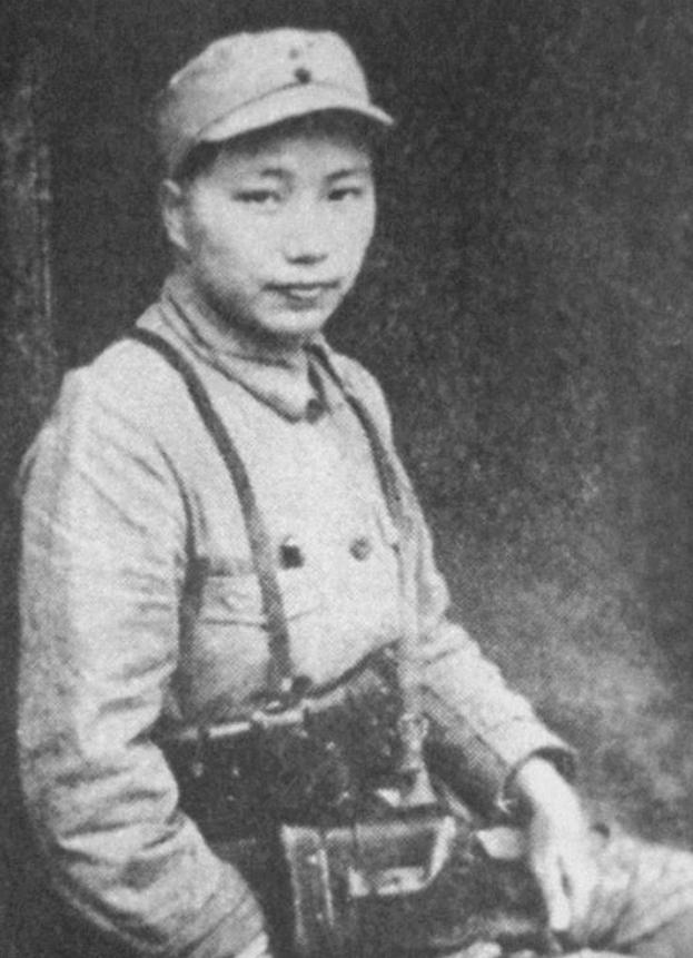 1940年，八路军女战士李开芬在晋察冀军区留影，英姿飒爽。14岁参加红军，历经长