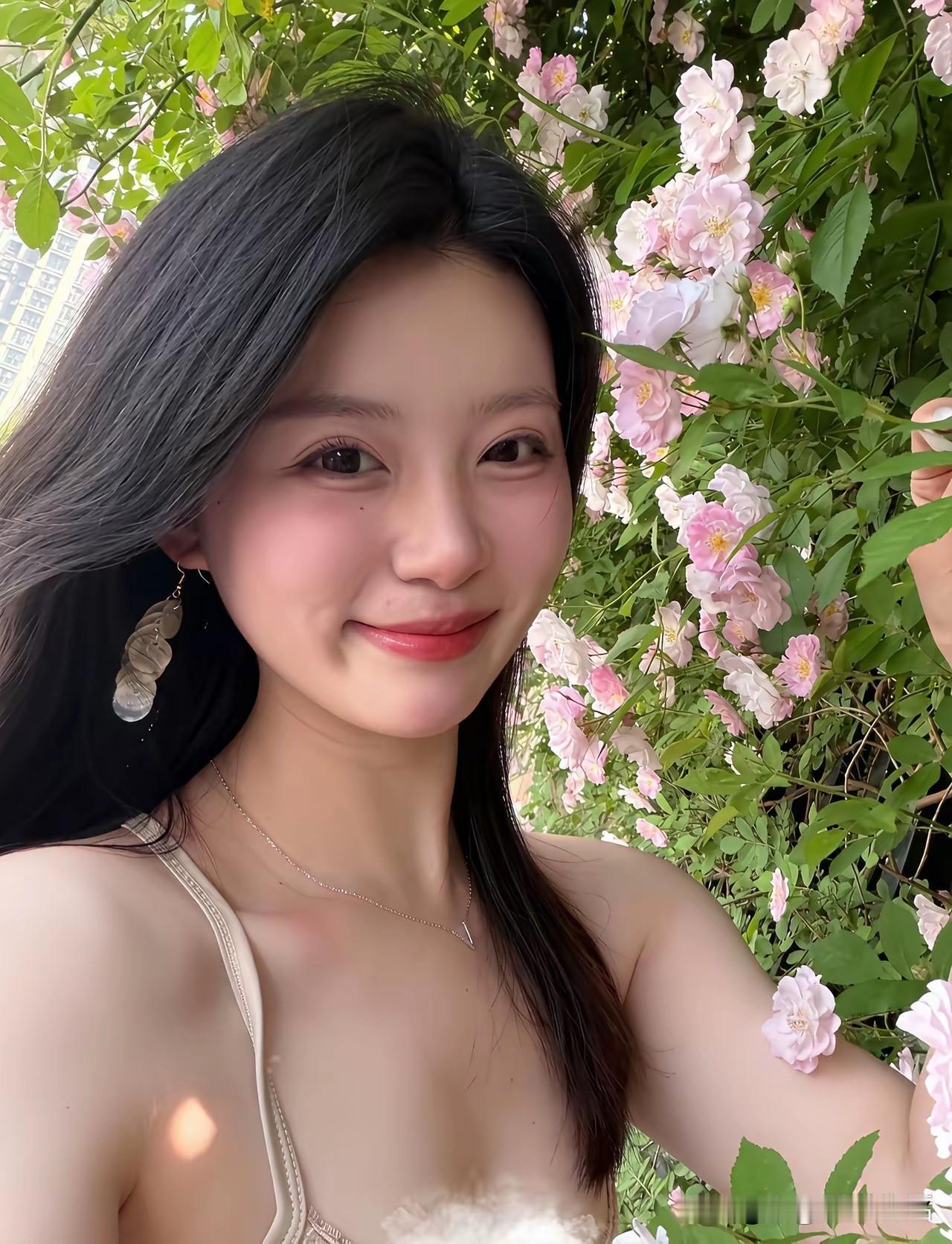 花海中的甜美少女，笑靥如花🌸✨坚持我的坚持为大家带来美好，也感谢大家的默默支持