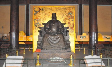 1420年，朱棣将3000宫女全部活剐。行刑时，他亲临现场观赏全过程，看着刽子手