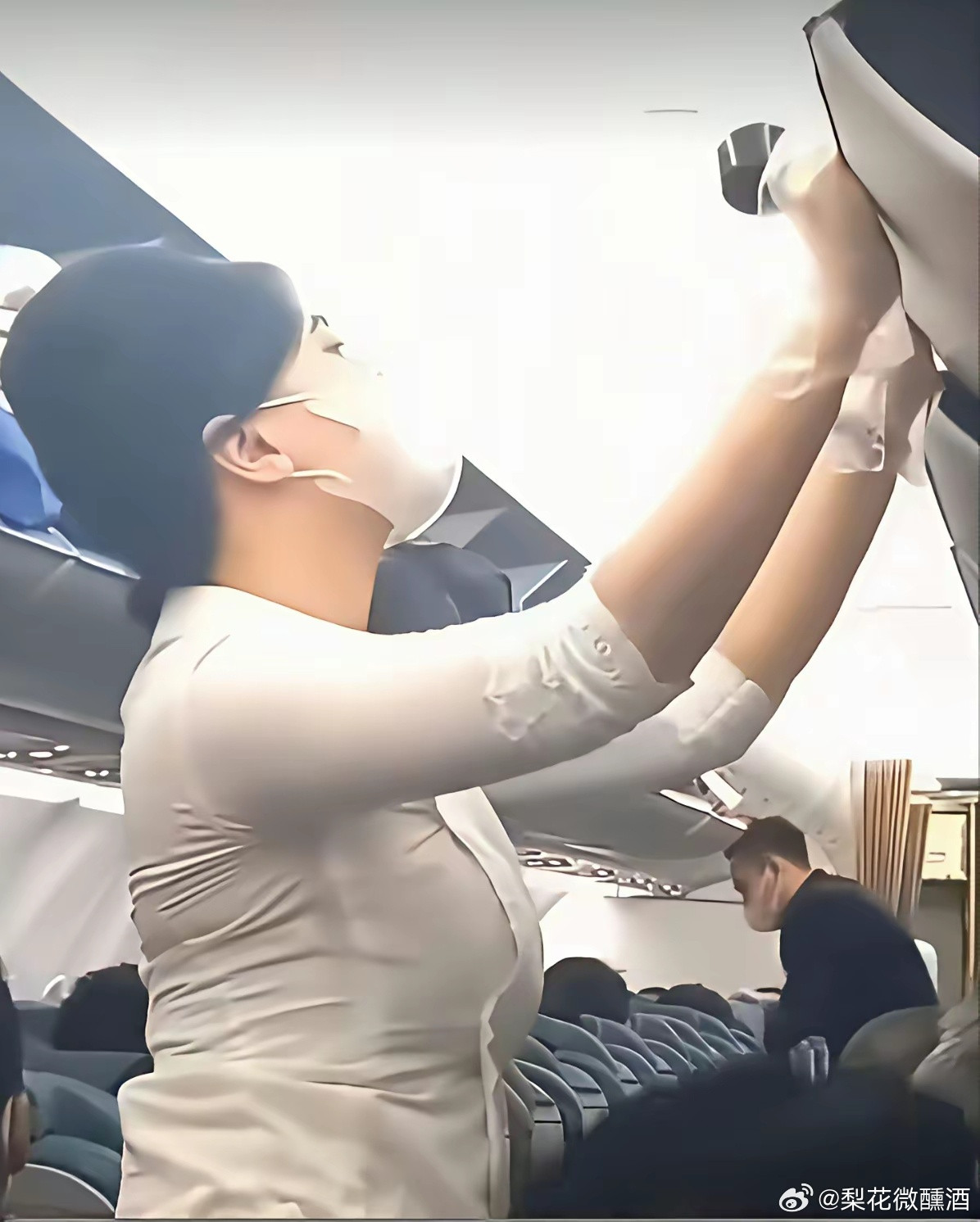 这个是哪个航空公司的空姐制服，怎么和捆粽子似的，设计的太糟糕了