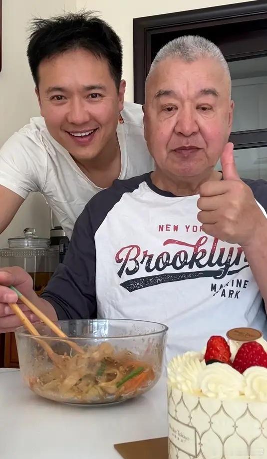 高云翔为父亲庆生住小套房，父亲出镜满头白发，小酒窝长得像爷爷！