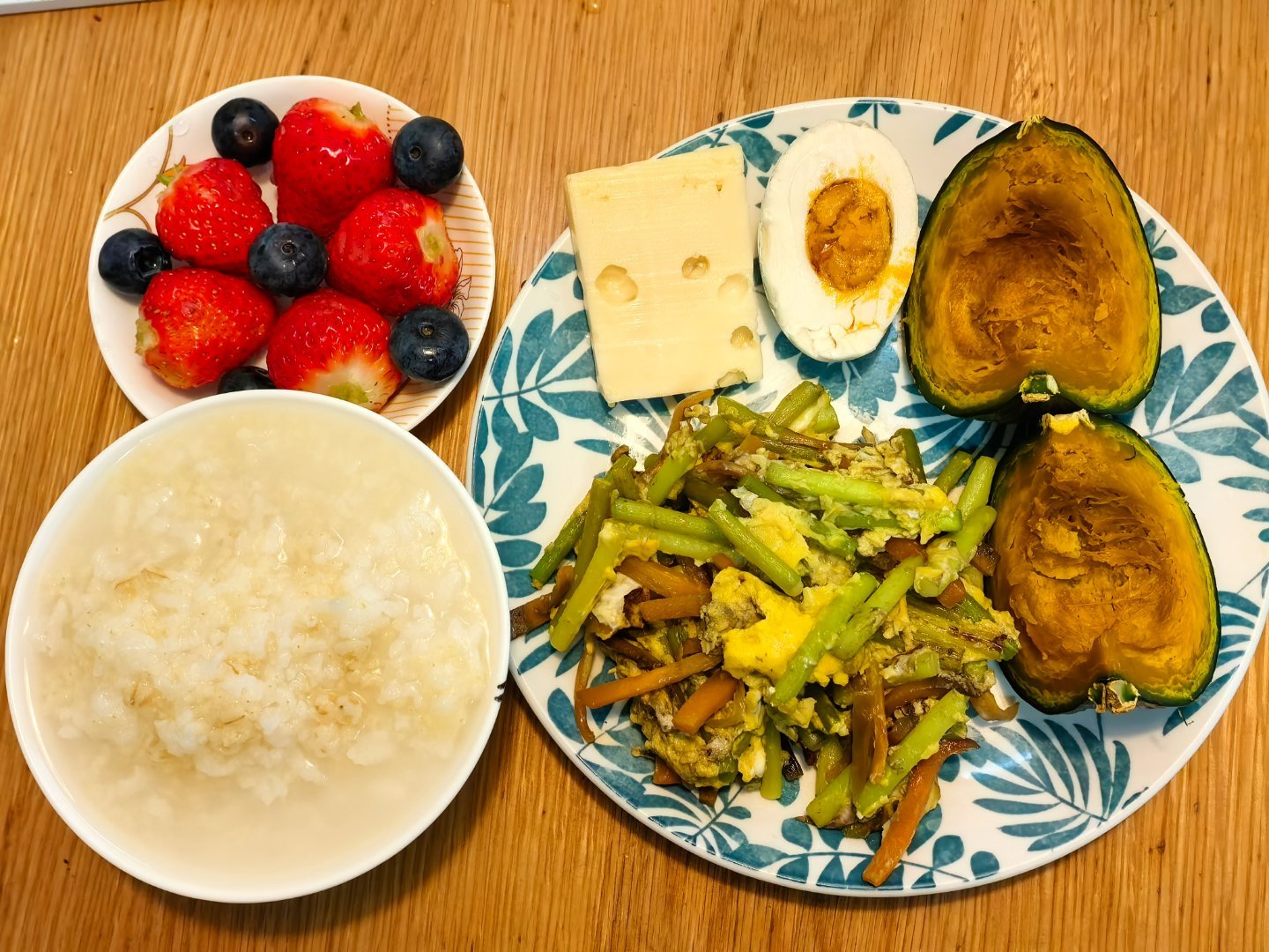 早餐新……的一周，早上好！今天继续简单吃点。🥢大米燕麦粥，蒸贝贝南瓜，炒蒜薹