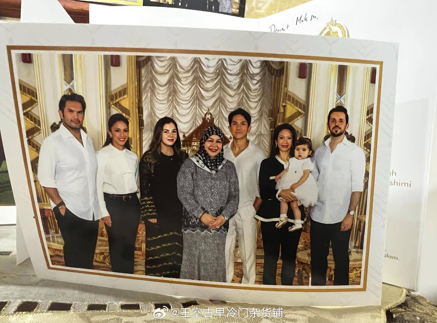 王室王室文莱王室阿杜马丁的全家福，法兹拉的女儿好可爱