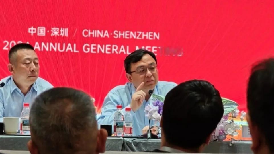股东长文痛批比亚迪营销短板6月6日股东大会上，一股东手握长文直指比亚迪“只会