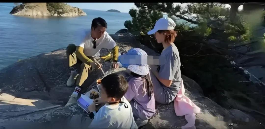 郑恺，要被4岁儿子笑死了！7月31日，郑恺在社交平台分享了一段和老婆苗苗、