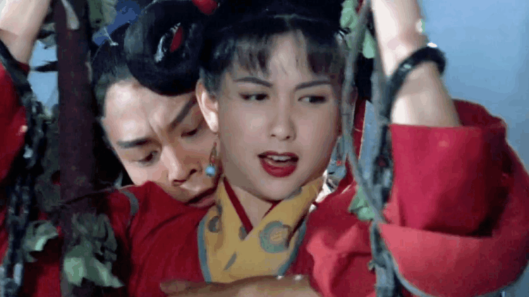 李连杰从背后搂着邱淑贞,双手却抱错了位置,顿时尴尬了