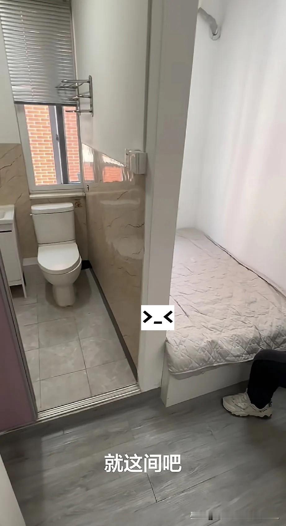 一个小伙在上海想租房子，中介带他来到这套房，劝他要知足，说这房才900元租金。