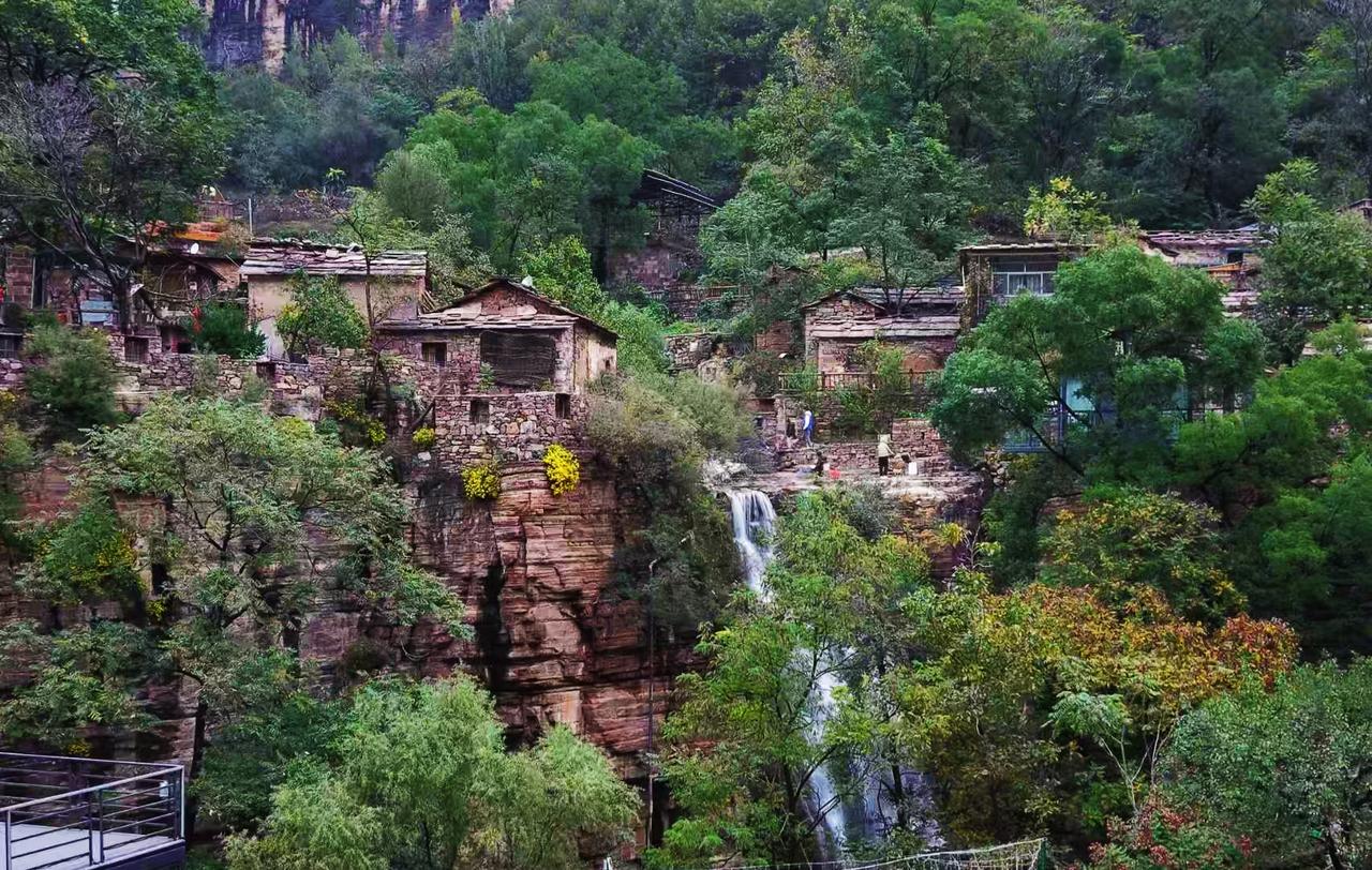 太行山大峡谷风景绝美，看看当地人的生活环境也是一种体验。因为在没有通公路以前，这