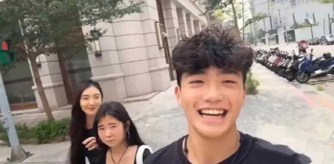 曹格的基因好像给了女儿，儿子却是专挑父母的优点长啊。