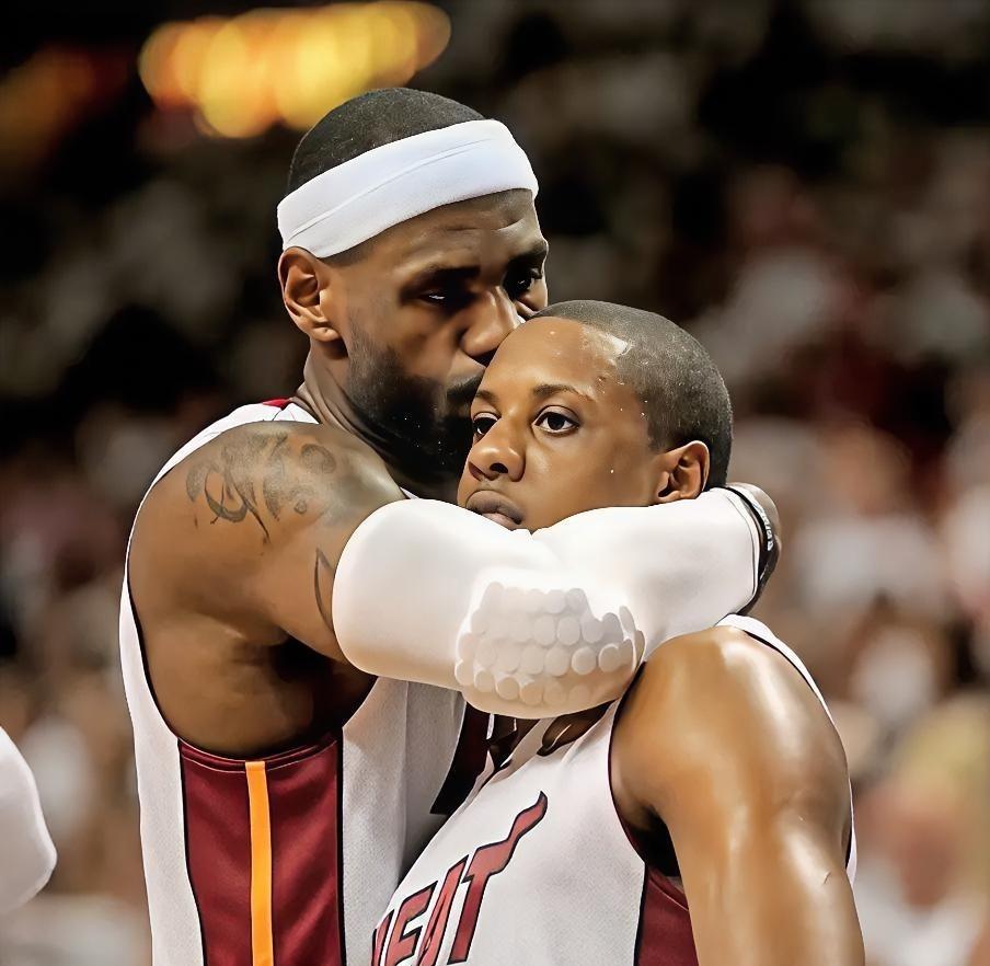 热火名宿查莫斯真敢说啊！丝毫不怕得罪好兄弟詹姆斯。近日，前NBA球员查莫斯接