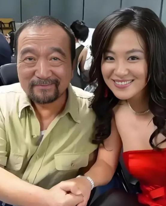 1999年，李保田儿子李彧被人忽悠签了300万的合同，对方说：“只要让你爹来客串