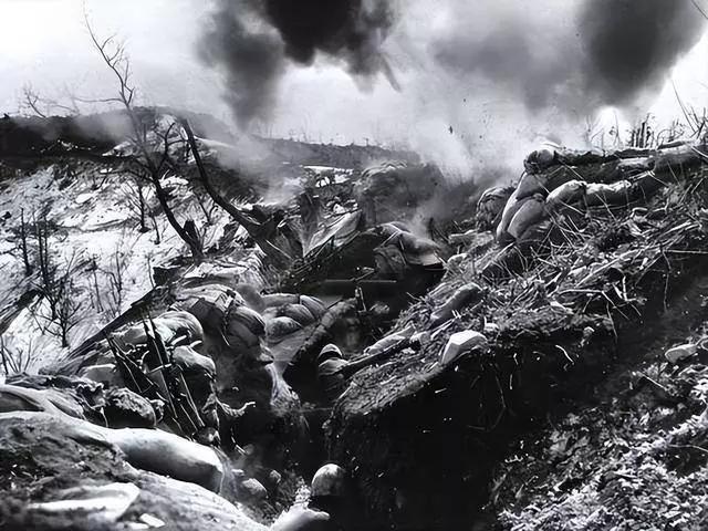 抗美援朝的惨烈程度，从老兵的口诉里可见一斑。有老兵讲，第一炮过后，女兵就只剩两根