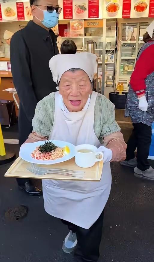 成田悠辅说“75岁该死了”，日本政府当场发飙。耶鲁大学没护住他，内阁府直接点名