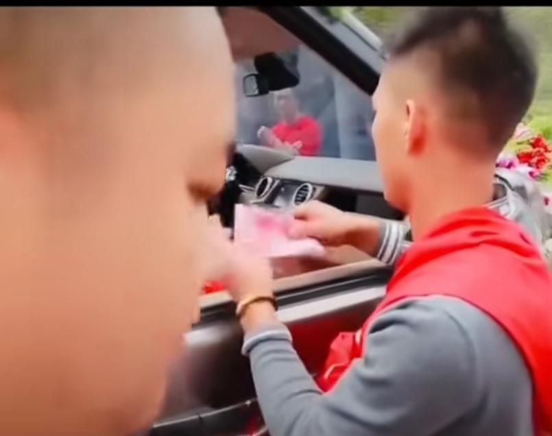 不给下车钱就不下车！东拼西凑才凑够下车钱，这一刻谈什么感情？全部都被踩在脚底下摩