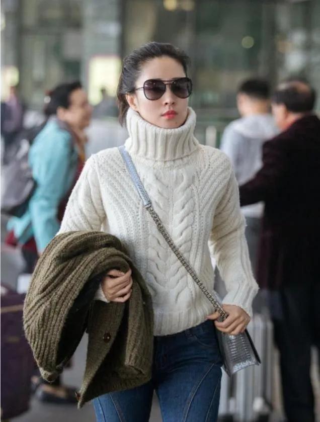 48岁刘敏涛这状态绝了！高马尾配白毛衣+喇叭裤，洋气到认不出谁能想到48岁