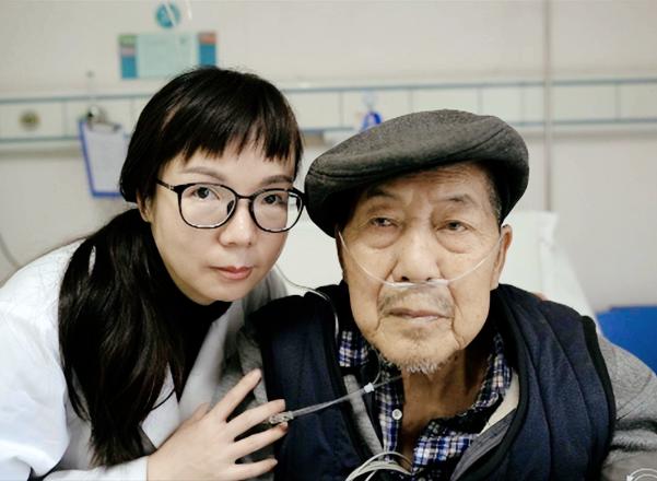 “没有你我根本活不到现在，这些钱你一定要收下！”2017年，一重庆老人因肺癌晚期