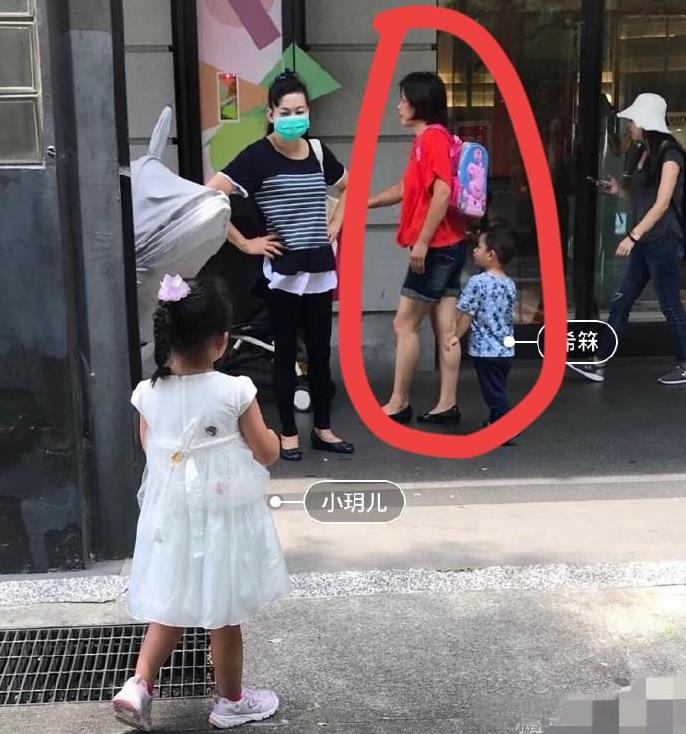 s妈没有发声，但是发了两张旧图！小玥儿穿着公主裙的背影！远处是小杨阿姨和弟弟，侧