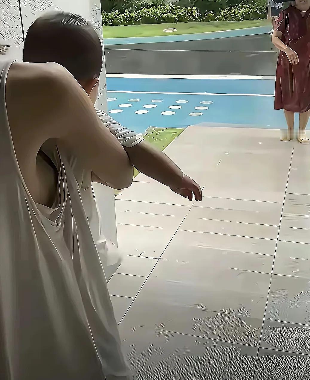 奶奶来看孩子，妈妈确实轻松不少。就拿楼下张姐来说，之前她一个人带娃，整天累得