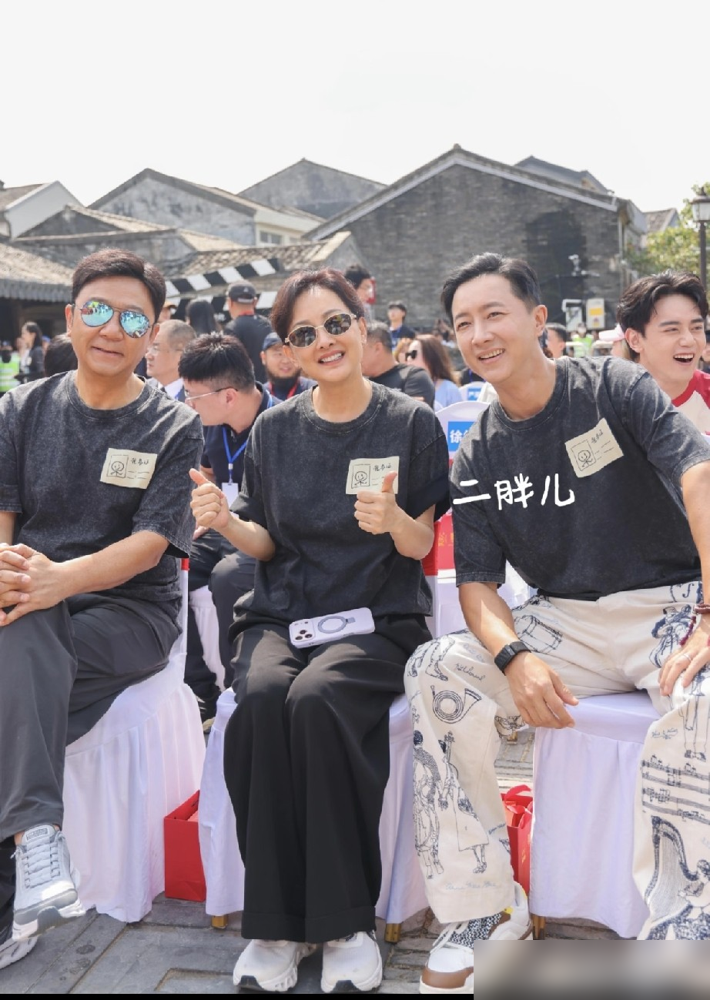 郭涛儿子石头出道了，亲爹给他当配角，监制是宁浩。《小题大作》开机，石头演男一号，一个渔村体育生。18
