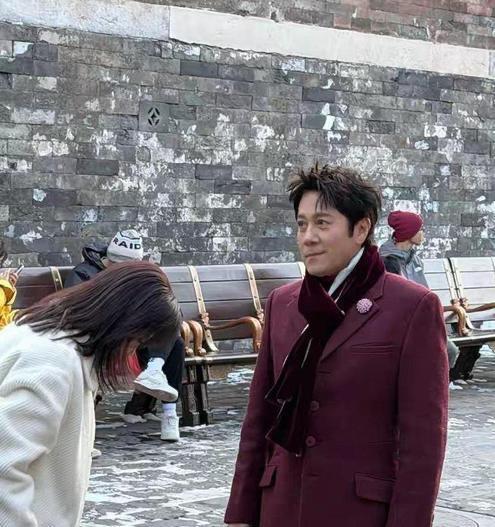 57岁蔡国庆故宫被偶遇！皮肤紧致步态轻盈，看起来像个小伙子，可网友们的关注点却歪