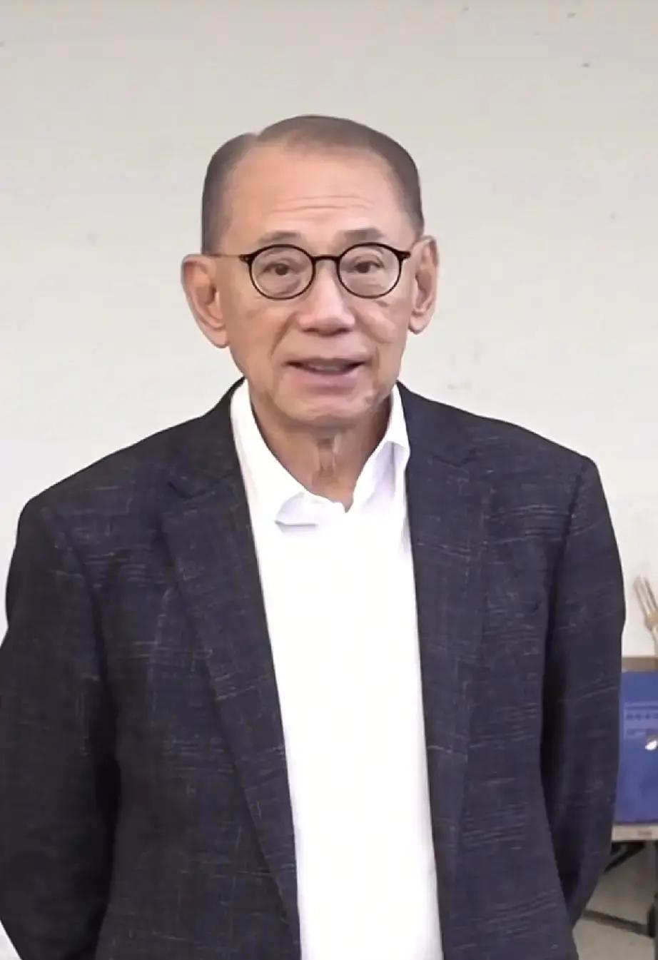 电脑算不出哪个新人会红。杨受成靠烧香决定捧谁，却建起香港最大的娱乐帝国。