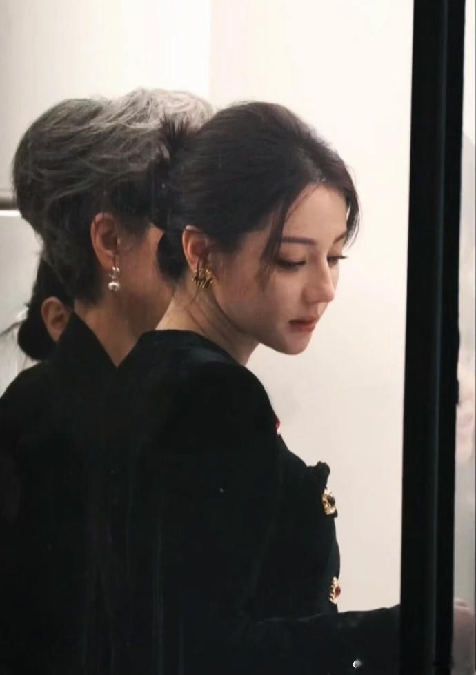 叶童迪丽热巴一张权威的脸旁边是另一张绝美的脸叶童热巴不同年龄段的绝美冲击叶童迪