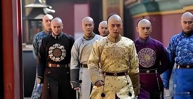 康熙35子仅剩6位！乾隆继位后如何对待这些叔叔？结局令人唏嘘乾隆刚刚即位没多久