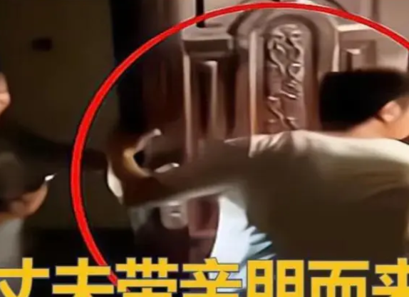 “引人深思！”陕西渭南，一男子发现妻子和另一男子在家中鬼混，为此，男子特地找来亲