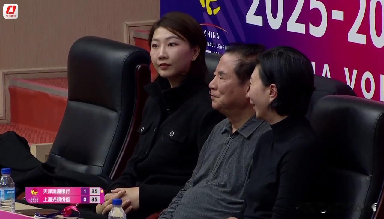 李珊、袁心玥观战津沪大战，天津女排表现不俗，先胜一局。第二局双方战至35平，蔡斌