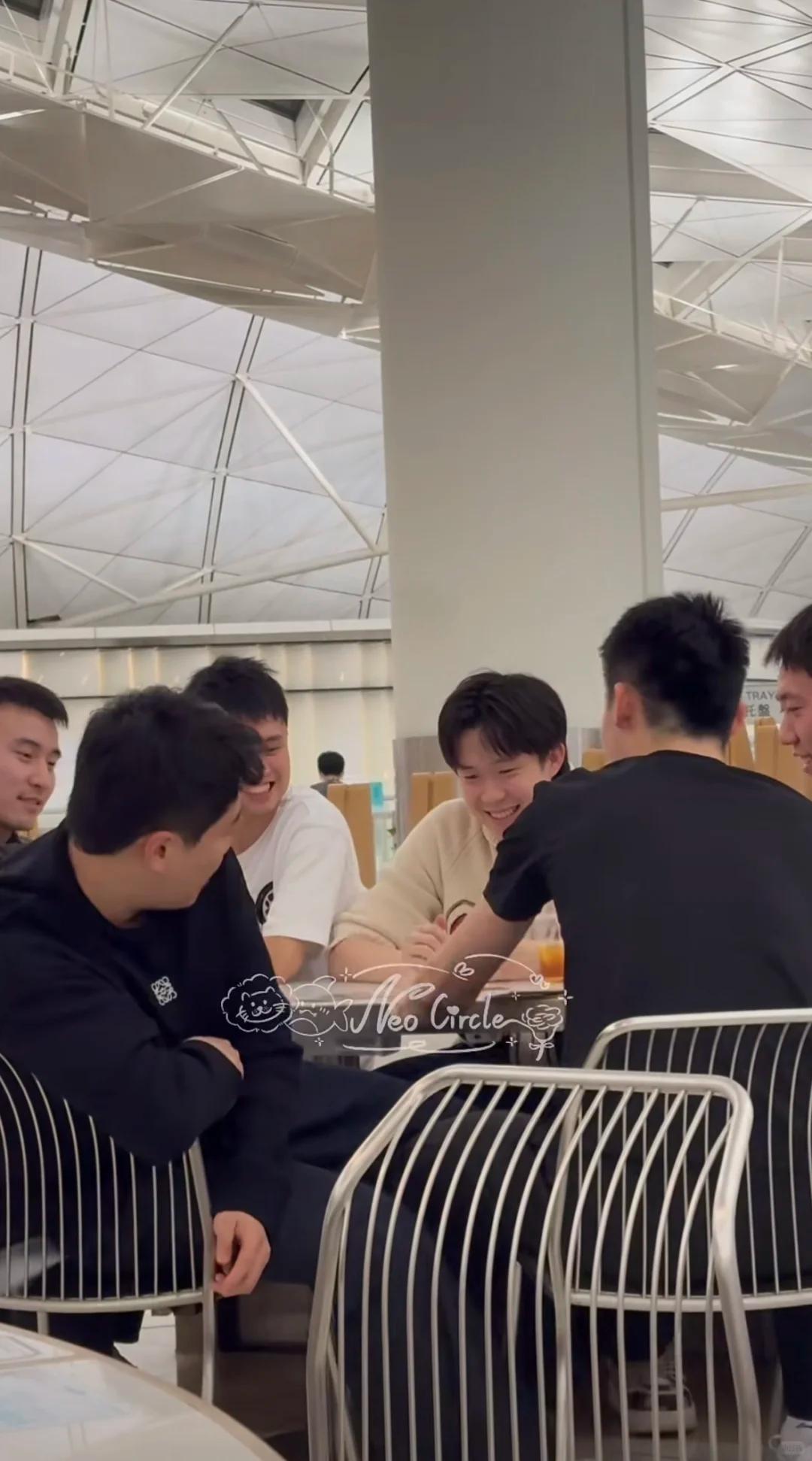 国乒男队的氛围真的很好，大家在一起玩的挺开心。他们要在香港转机，候机时他们在玩