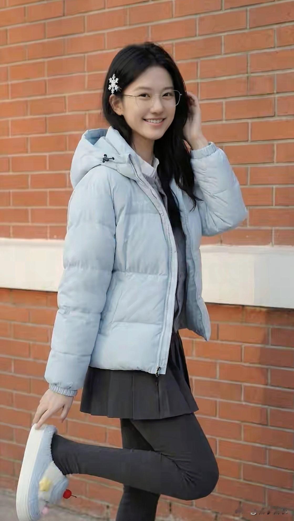 软糯温暖羽绒服，搭配甜美发饰，温柔又出片，轻松美出新高度～随手拍记录每一天。随