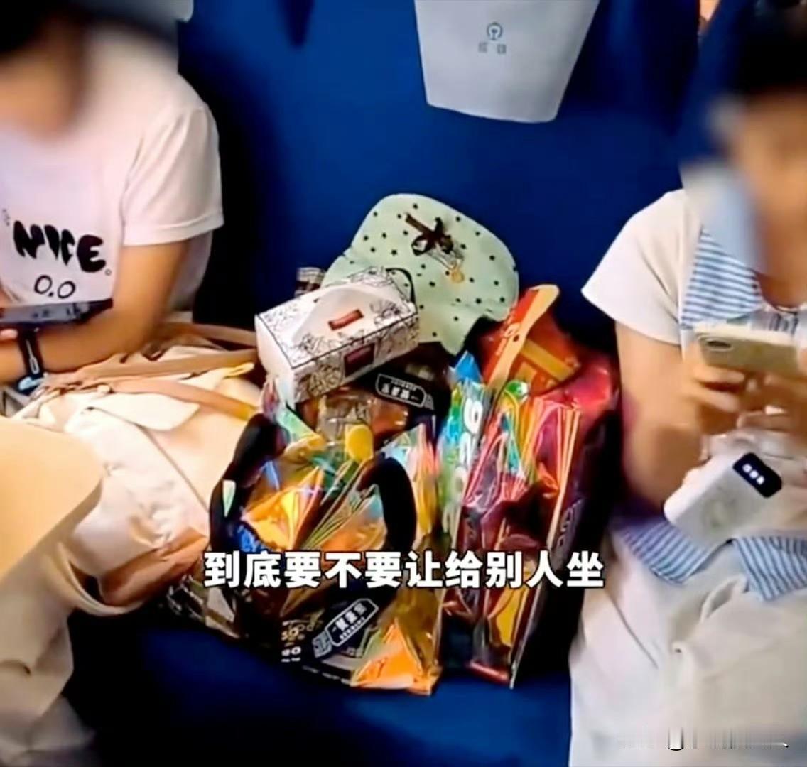 火车“零食占座”后续，女孩的妈妈说了一句实话，原来大家争论这么久，关注点跑偏