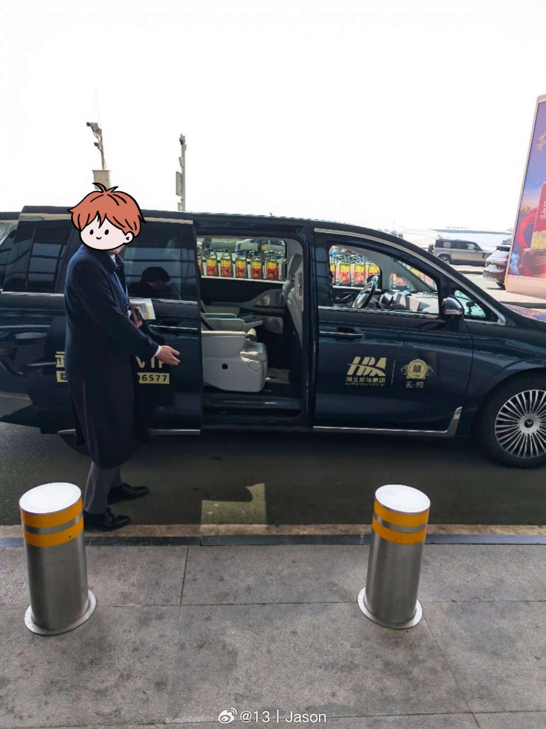 从一台岚图，转移到另一台岚图…武汉机场贵宾楼的接送车，也是岚图梦想家。武汉·武