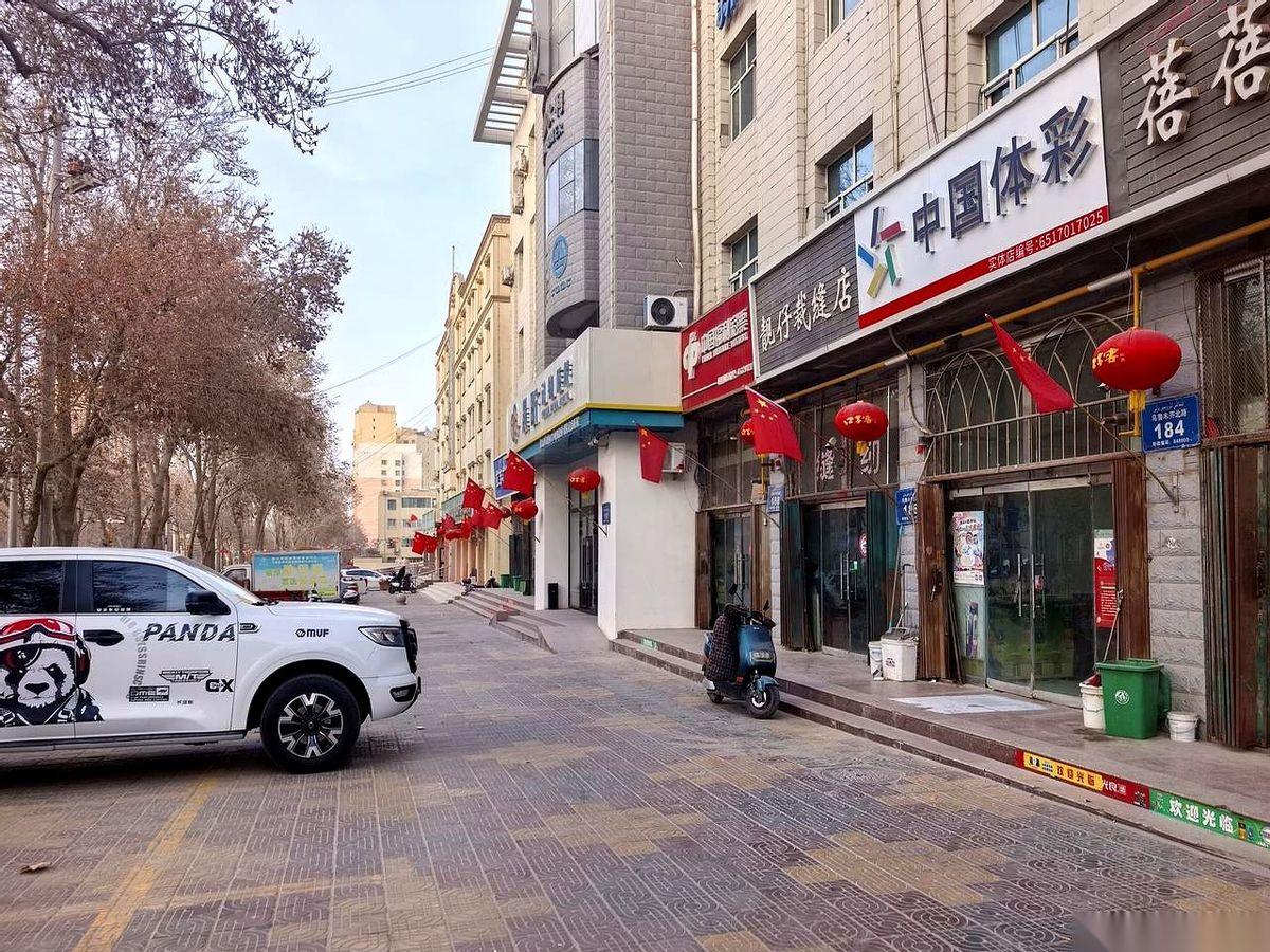 在和田，过年的仪式感，是从国旗和灯笼一起升起来的那一刻开始的。就那么毫无防备地