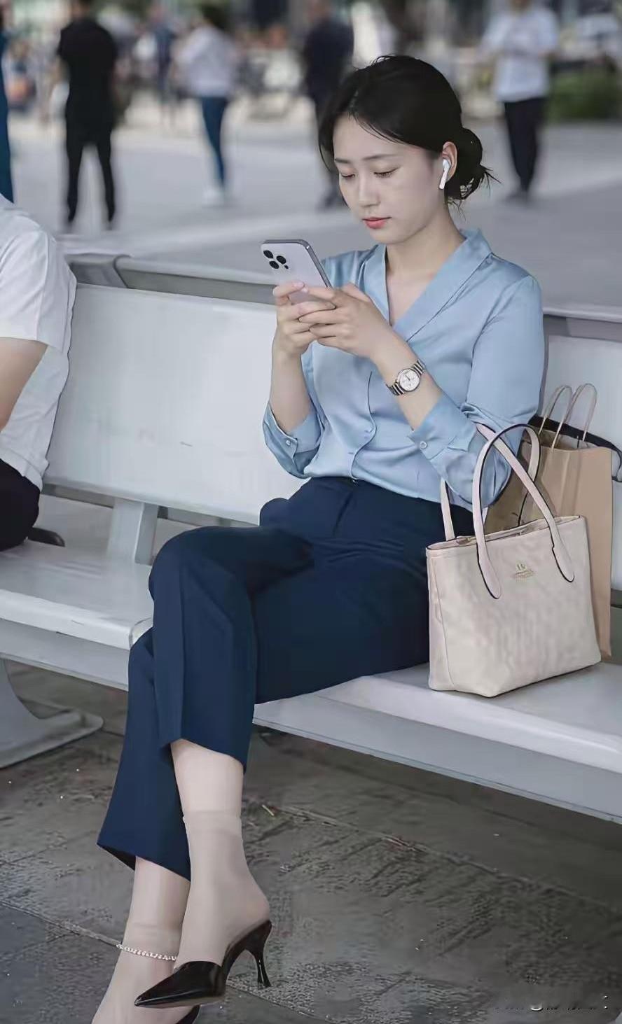 发现一个现象，你们发现没有？凡是正规单位上班的女人，一般喜欢戴表而不是戴金镯