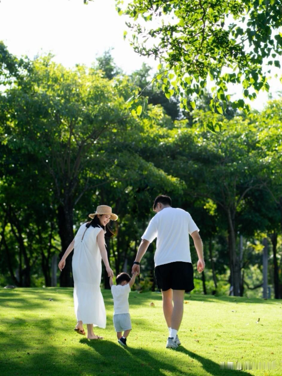 邻居两口子快50岁时，又拼了一个小的。他们刚搬来时，我以为她大儿子是她老公，