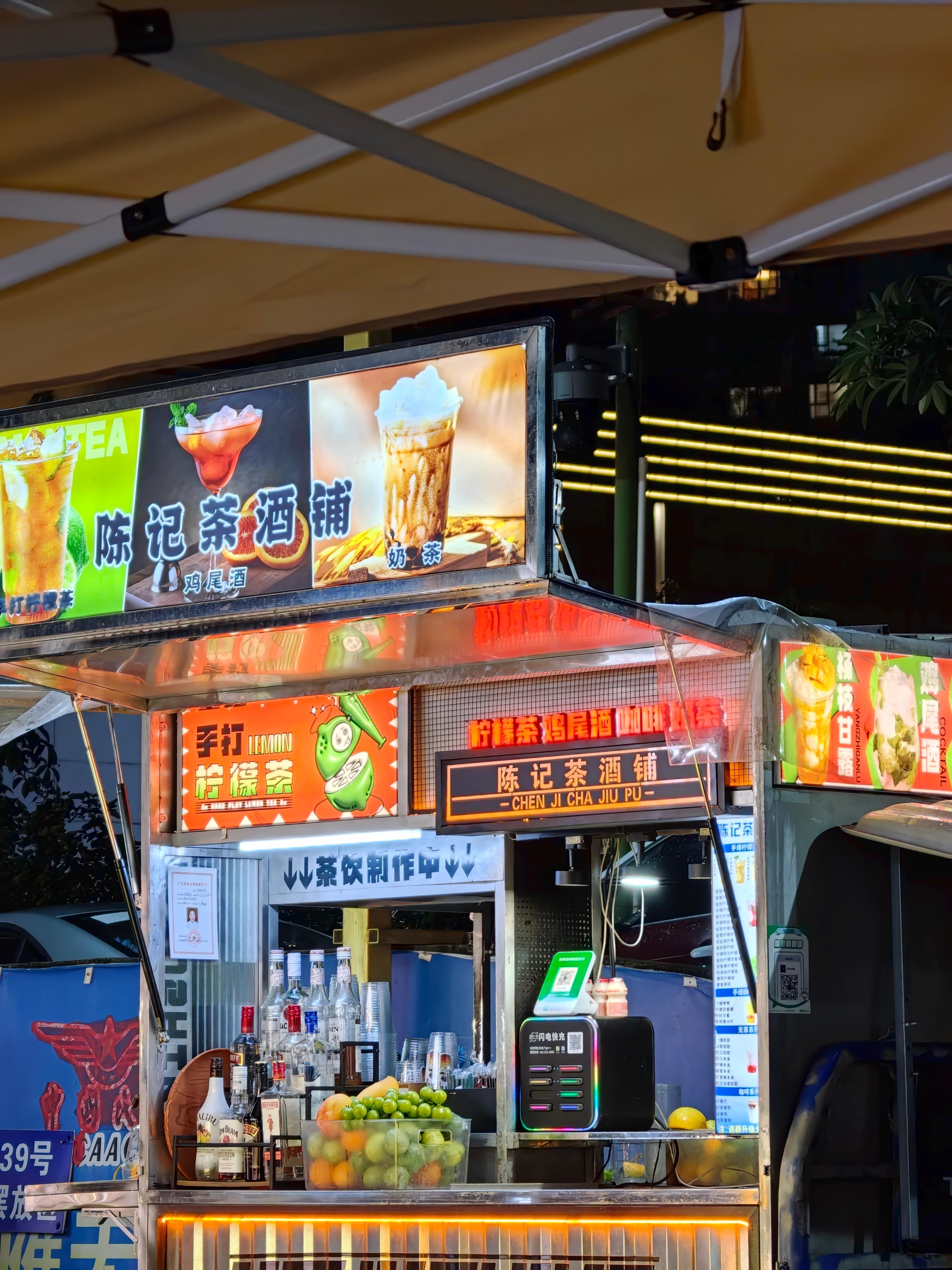 累了一天，吃个夜市解解乏吧！能够在市区找到这样一块夜市也是不容易啊，豪气点了烤鱼