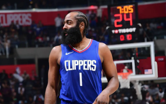 我真为快船巨星詹姆斯-哈登鸣不平，最近前NBA球员小里弗斯在节目中聊到了NBA历