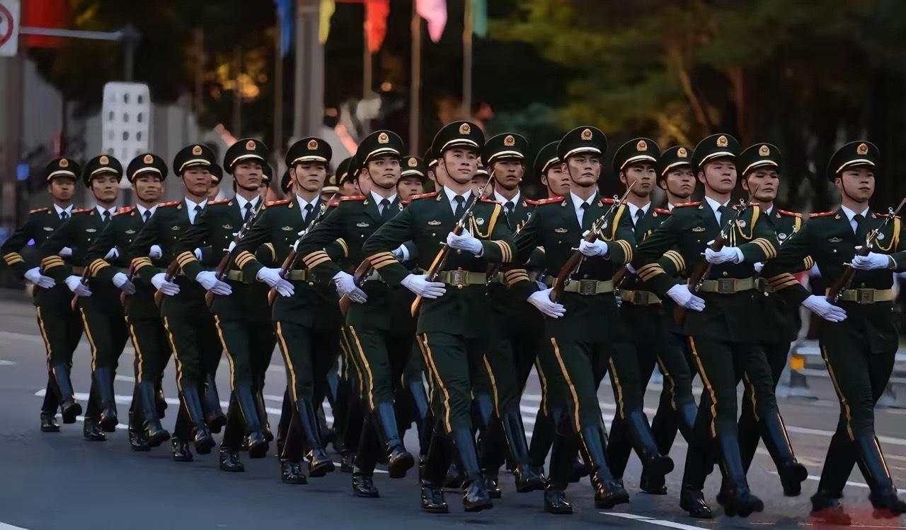 一觉醒来，成都冲上热搜！国庆节放假第一天竟然有4万多人围在天府广场看升旗仪式。现