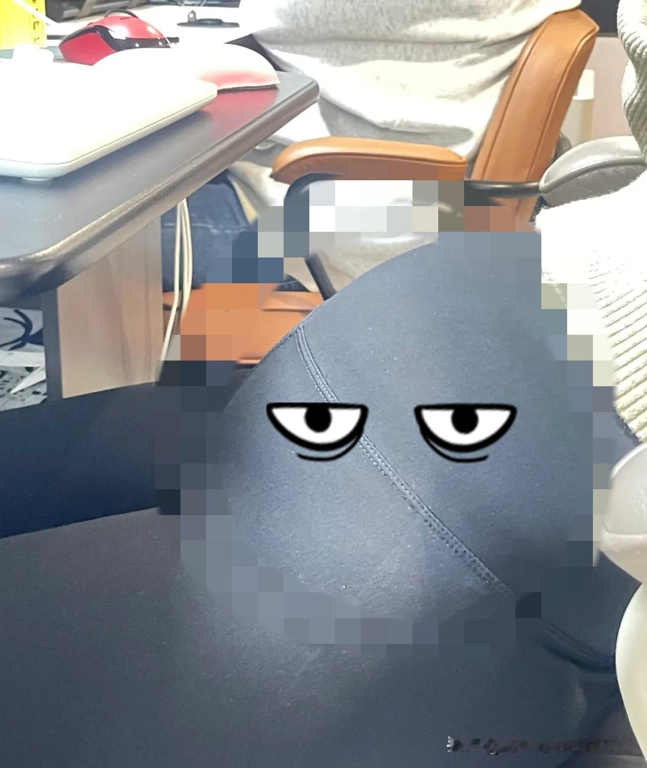 谁说大肚子就一定是有宝宝了?图中的女生她很瘦,很漂亮(如果说以瘦为美的话)躺