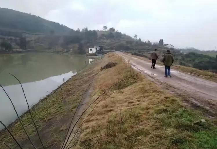 自家犯错还讹人！😡私人鱼塘成了“背锅侠”！辽宁辽阳这事儿，大妈往别人家
